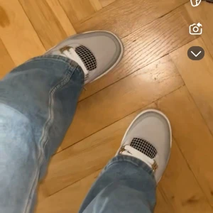 Jordan 4 retro frozen moments w - Nästen helt nya jordans, använt dem få tal gånger, passar inte mig längre och är i super skick köpta för 3000kr