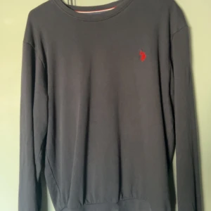 Polo hoodie - Hej, säljer denna U.S polo assn hoodien i färgen mörkblå, använd några gånger men inga tecken på användning, skick 9/10, nypris 400 på boozt mitt pris 200kr, fraktar samma dag som köpet✅