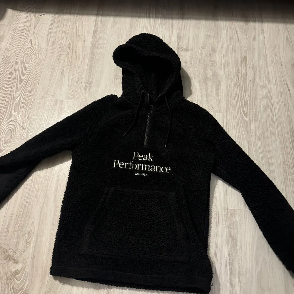 Väldigt fin peak hoodie som är lurvig och varm, perfekt nu för vintern. Den är nästan ny skick använd fåtal ggnr, nypris 1200kr. Hoodies.