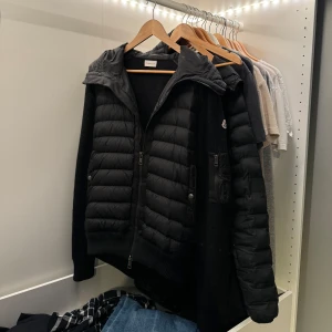 Moncler cardigan  - Säljer nu min Moncler cardigan i nyskick, inga som helst skador och inte använd. Den är i färgen svart och i storlek L men passar dig som även har M. Perfekt nu till höst/vinter, hör av dig vid minsta fråga ♣️💯