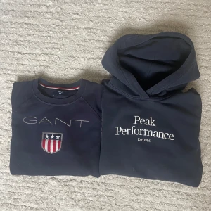 Märkeskläder - Nu säljs dessa två gant och peak performance hoodies! Båda i mycket bra skick! Tveka inte om frågor! Storlek:  Gant: 158-164cm  Peak performance: 160cm Ny pris:  Gant: 699kr Peak performance: 699kr Köp en för 150kr och båda för 300kr