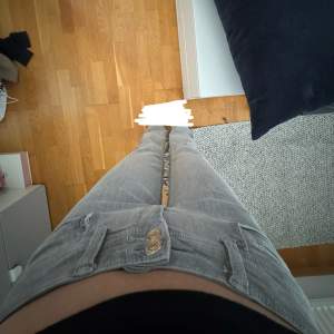 Säljer ett par snygga low waist bootcut gråa jeans från Gina Tricot i storlek 152. Jeansen har små bucklor framtill som knappt är synliga (sista bilden).  Annars bra skick. 💞