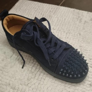 Loubs - Christian loubiton mörkblå med spikar är använda några gånger kan tvättas innan de säljs.