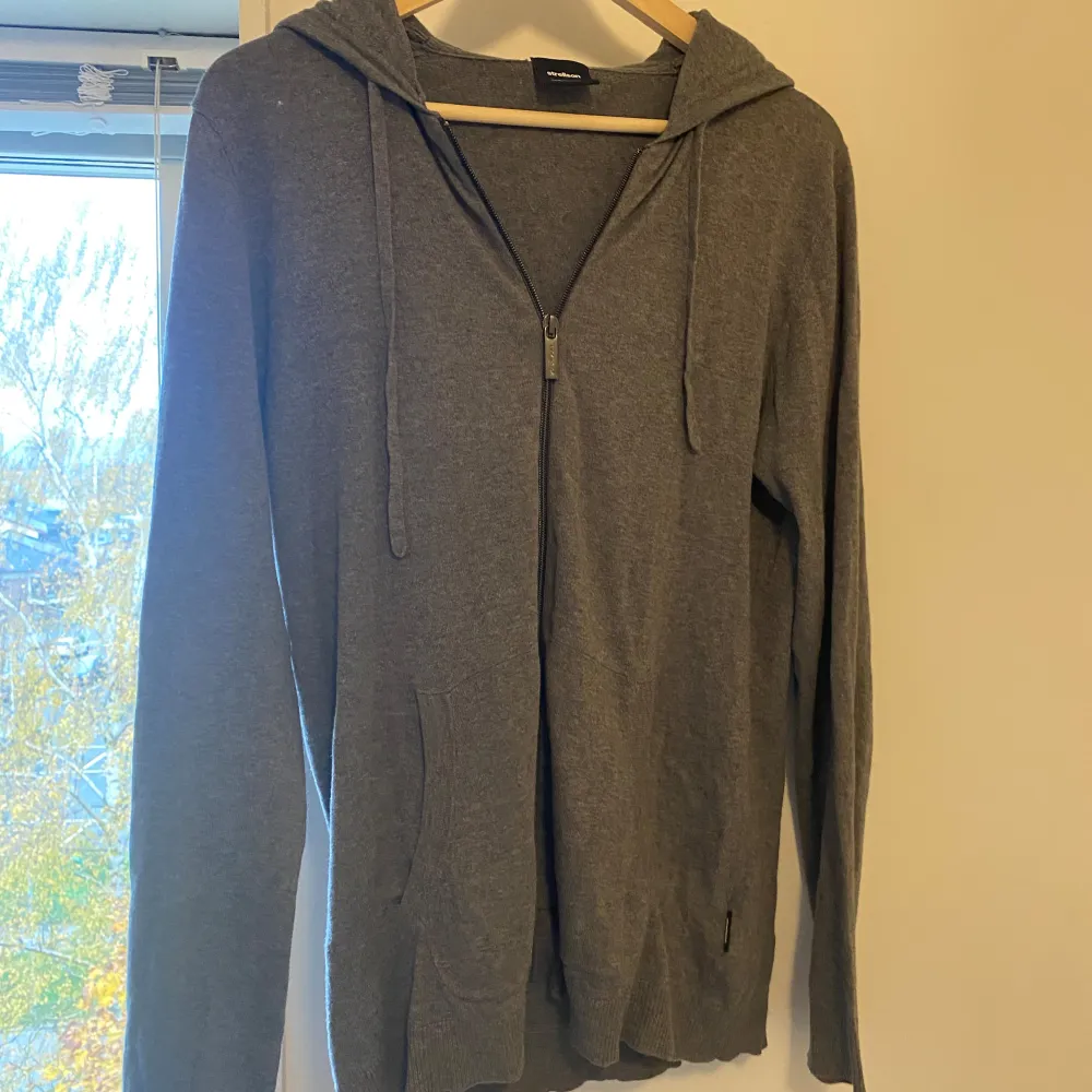 En grå cotton kashmir zip hoodie i storlek medium. Väldigt skön och sitter bra. Hoodies.