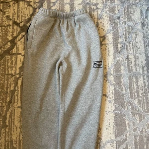 Stussy X nike byxor - Väldigt sköna och bekväma haft på mig endast 3 ggr materialet är väldigt tjockt och fint