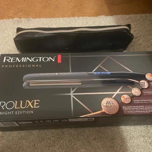 Plattång Remington midnight editon  - Helt ny salong plattång!  10sek uppvärmnings tid, 150-230C Lås på plattorna, automatisk avstängning efter 1h.  Förvaringsväska   3m sladd  Nypris 1200kr Jag trodde jag tappa bort min andra remington plattång, nu när jag hitta den säljer jag denna!   
