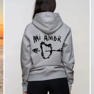 Mira Paris hoodie - Super fin hoodie från Mira Paris, knappt använd så i nyskick.  Köptes för ca 1200kr💕