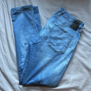 Replay Anbass  - Säljer dessa feta replay byxor i modell anbass! Sitter riktigt fint och är i storlek W|33 L|34🤩 Riktigt fint skick!  