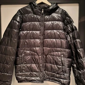 Moncler dunjacka - Tunnare moncler dunjacka som är rätt sliten men därav sjukt bra pris. Storlek 4 (Large) skick 6/10. Några små hål som går att fixa eller annars inte syns så mycket. Pris: 2199kr