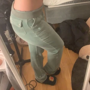 Juicy couture byxor - Jätte fina gröna juicy byxor i storlek S. Knappt använda. Pris kan diskuteras