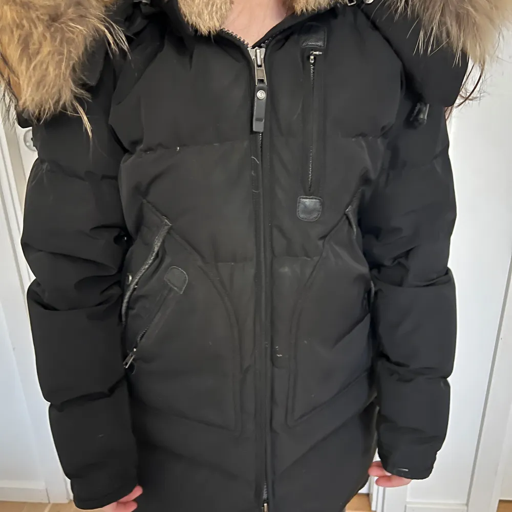 Äkta Cedrico jacka i färgen svart. Varm jacka med avtagbar päls. Många fickor både inne och utanpå jackan. Jackan är använd ett fåtal gånger men passar inte längre därav måste den säljas.. Takit.