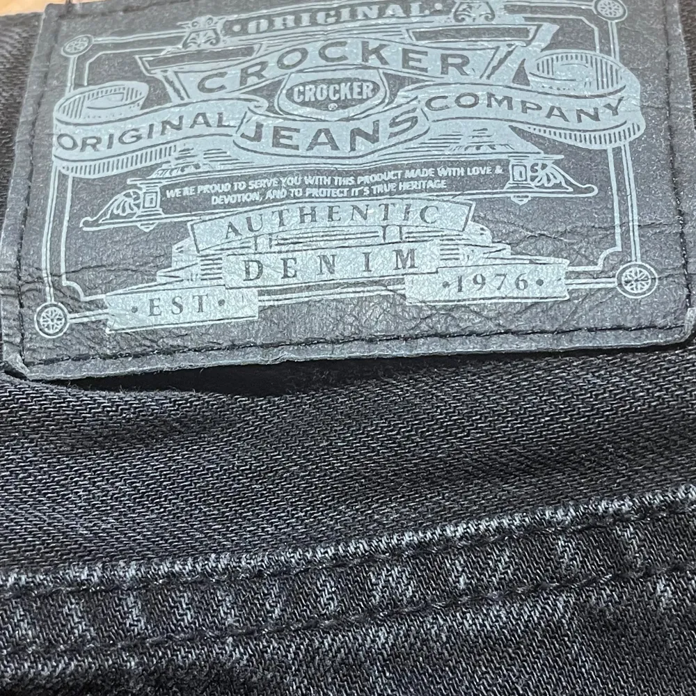 Tja! Säljer ett par svarta Crocker jeans i strl 33/32. Normalt slitage. Modellen är 312 regular.. Jeans & Byxor.