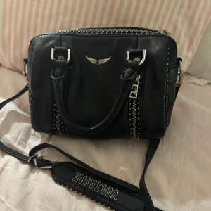 Intressekoll på Zadig väska! - Kollar intressset på min Zadig väska i modellen Sunny. Den är i jättefint skick och nypris är ca 4300kr!💗