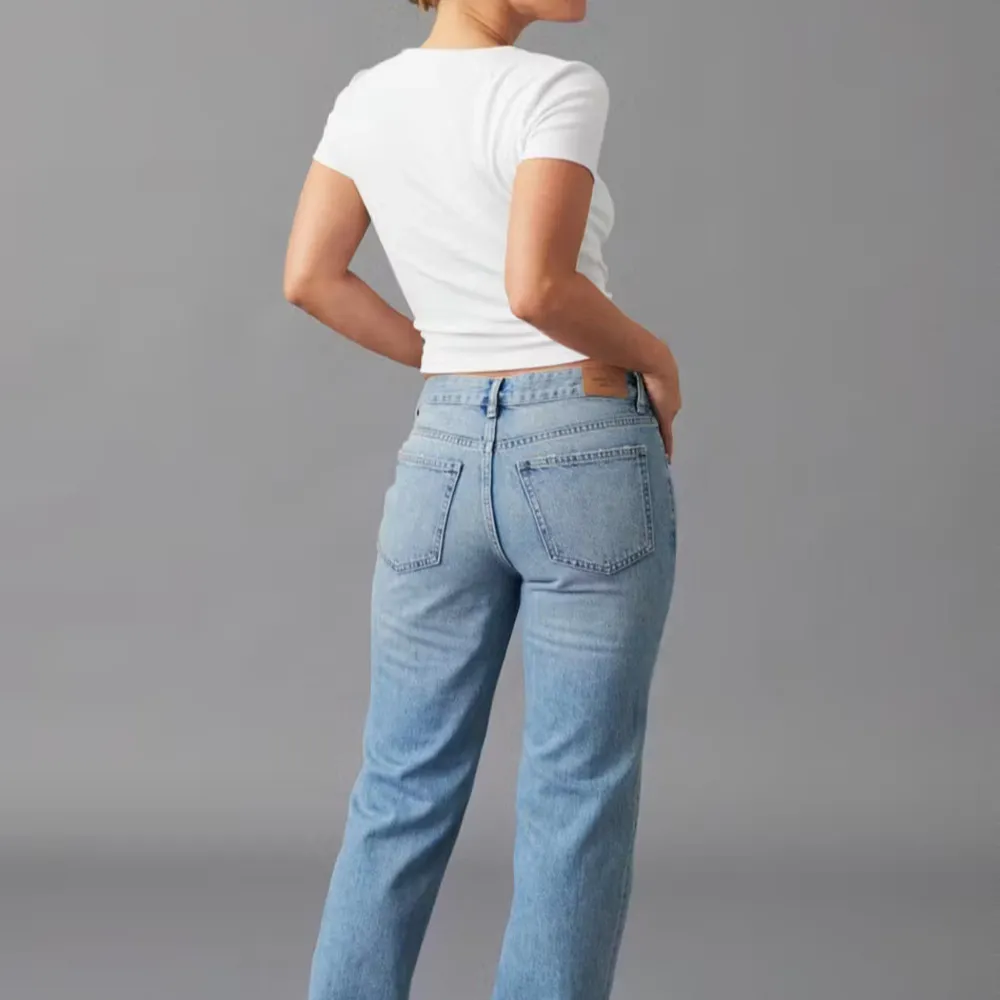 säljer mina straight leg jeans från gina tricot. de är använda sparsamt och är i bra skick. köpte de för 500 kr men säljer för 150 kr. skriv för fler bilder eller frågor:). Jeans & Byxor.