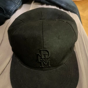 Keps  - Svart keps använt skick.  Pris kan diskuteras eftersom ifall man vill har fler kepsar. 