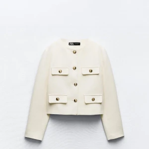 Vit jacka/blazer - Nästan oanvänd blazer från Zara, använd en gång, och tvättad en gång