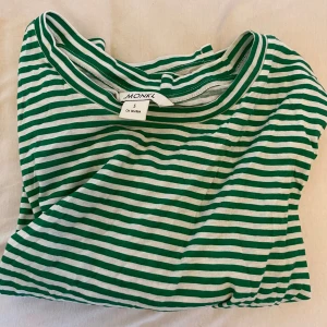 Randig tshirt  - Vit grön randig top/tshirt i nyskick💚🤍