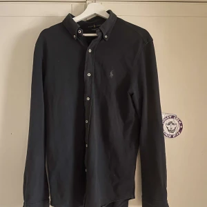 Ralp lauren skjorta - Säljer denna feta Ralph lauren skjortan. Skicket på den är 10/10 men har används ganska länge men nu kommer den knye till användning. Skriv ifall ni har funderingar😀💯