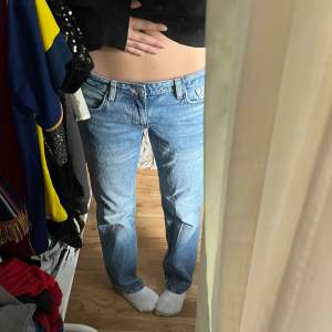 Lågmidjade ljusblå arrow jeans. Passar mig som är 175💞 passar till alla sammanhang 