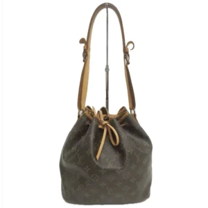 Louis Vuitton Petit Noe - Louis Vuitton Petit Noé-väskorna har blivit en IT-väska för alla skandinaviska tjejer. En klassisk och tidlös väska som förkroppsligar essensen av fransk lyx. Tillverkad av Louis Vuittons signaturmonogram.