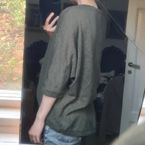 Kofta mörkgrön M - Bra skick, knappt använd, men ingen hög kvalitet från början. Lagat två hål i sömmen, inget som syns. 90% bomull, 10% polyester. Längd: 66-70 Ärm: 48