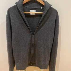 Stickad fullzip! - Riktigt skön och snygg fullzip / Nyskick, inga defekter / 100% merinoull / Nypris: 1600kr