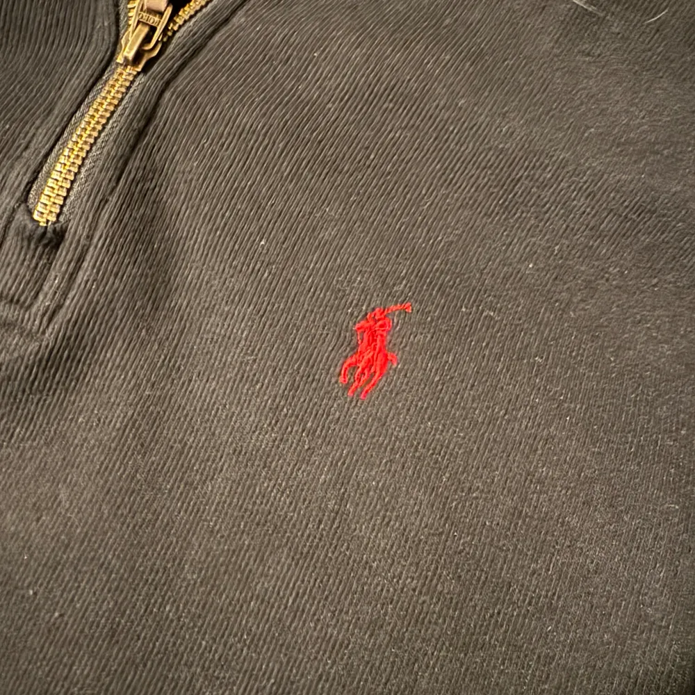 Tja! Säljer denna snygga Ralph Lauren halv zippen i storlek S. Skick 8/10. Pris kan diskuteras.. Hoodies.