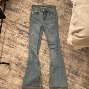 Jeans - Ljusblåa jeans passar i formen streciga