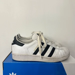 Sneakers - Adidas superstar sneakers i storlek 36 (Jag skulle vilja säga att dem är mer som en 36,5). Använda men i fint skick! 
