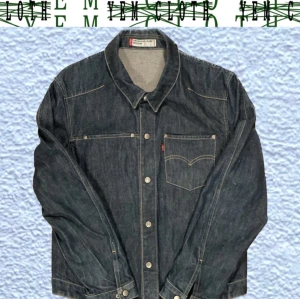 Levis engineered jeans jacka - Kvalite Passar storlek Medium Vänligen fråga efter mått och fler bilder, den har customjob med detaljer av vit färg