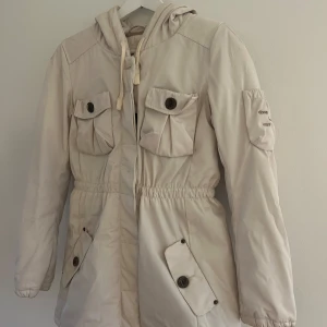 Jacka - Vit Odd Molly jacka i super fint skick, använd vid ett fåtal gånger så nästintill nyskick. Storlek 0 som motsvarar XS.