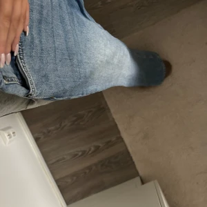 Blå jeans från NLY Jeans - Säljer ett par sjukt snygga blå jeans från NLY Jeans. Perfekta för vardagsbruk och kan enkelt matchas med olika toppar eller stickade tröjor. De har även slits nertill. De är i bra skick och redo för en ny ägare!