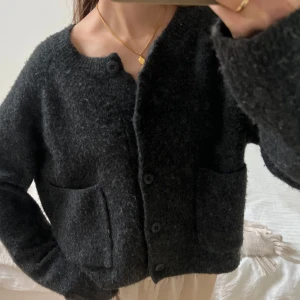 Zara kofta - Mörkgrå zara kofta med fickor i bra skick. Sista bilden visar färgen bäst. Storlek M men passar Xs-M beroende på hur man vill att den ska sitta