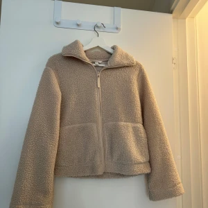 Teddyjacka - Knappt använd, fint skick! Tunn