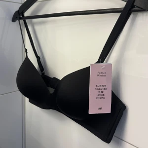 Bh från HM - Helt oanvänd, storlek 80B💕 Nypris 249 kr Skriv om du har frågor 🫶🏼🫶🏼 Taggen sitter kvar 