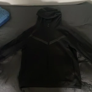 Nike Tech Fleece - Säljer denna tvär feta black on black Nike tech fleece strl XL i barn strl (158 - 170cm). Köpt för 899:-. Ägt den i ett år men använt sparsamt. Den är i princip i nyskick. Pris kan diskuteras! 