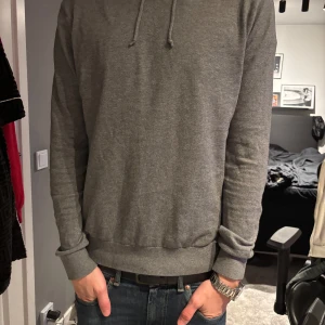 Kashmir hoodie - Säljer nu min kashmirhoodie från bugatti i storlek S. Utmärkt skick och inga konstigheter. Hojta till vid funderingar!