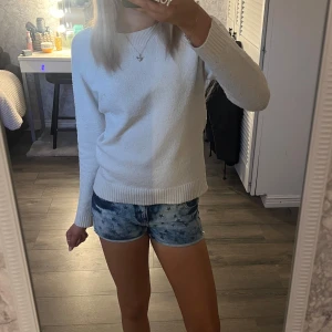 unika LOW shorts med stjärnor  - Dom är i storlek 158 men dom passar mig som är xs/s
