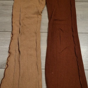 Ribbade byxor från Shein - Ett par ribbade byxor från Shein i storlek 11-12 år. Perfekta för en avslappnad stil med en loose passform. Byxorna är mjuka och bekväma, idealiska för både vardag och mysiga hemmakvällar. 70kr + frakt💕
