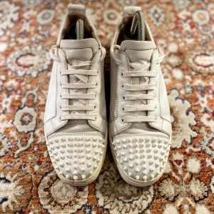 Christian Louboutin skor - Hej! Säljer nu dessa Christian Louboutin skor, storlek 42, skicket bedömer vi är fint men lite tecken på användning, tveka inte på att höra av er vid frågor kring skorna! 