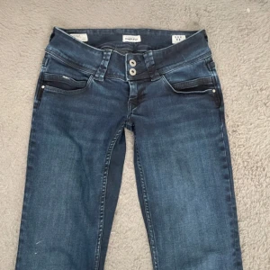 Pepe jeans - As snygga pepe jeans som jag säljer då de inte passar längre! De är straight/bootcut och passar mig som är 169💓 på hemsidan kostar det 1000 så rimligt pris blir det 