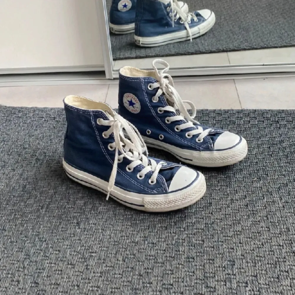 Ett par navy blue converse i storlek 35, bara använd ett fåtal par gånger och är köpt från second hand ❤️❤️. Skor.