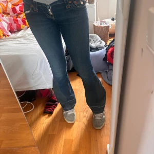 Truereligion jeans - Dessa true religion jeans är i bra skick men kommer inte till andvändning för att de är lite för små för mig  Midjan är w24