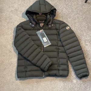 Colmar jacka  - Säljer en  riktigt fräsch Colmar jacka som är perfekt till vintern och våren. Använt några gånger men är i toppskick. Hör av dig vid minsta fundering 