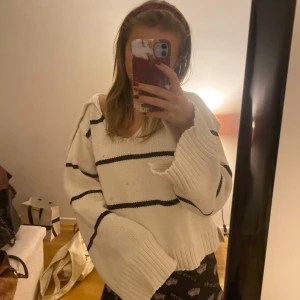 Stickad tröja med krage  - Säljer denna randiga tröja från Lindex med en krage på. Jättefin tröja som sitter snyggt men använder aldrig.