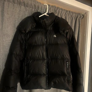 Dunjacka Calvin Klein - Säljer denna fantastiska jacka då jag köpt en ny till mig själv. Den är otroligt skön, varm och väldigt stilren. Vilket gör den till den perfekta vinterjackan! Det ursprungliga priset är 2600kr. Är i väldigt bra skick! 