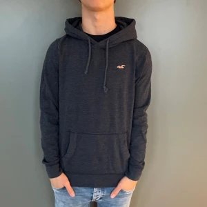 Hollister Hoodie - Hej! Vi säljer nu en ursnygg hoodie ifrån Hollister | Strl: S Skick: 9/10 | För ytterligare frågor är det bara att skriva 🌴