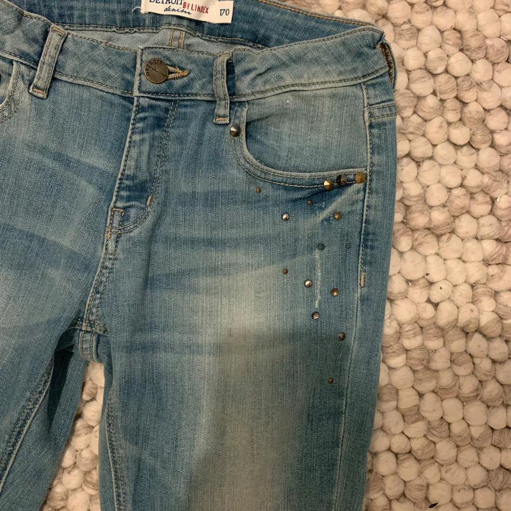 Fina vintage jeans från Lindex kollektion Detroit denim. Storlek 170. Köpta i en secondhand-butik. Mycket bra skick, använda fåtal gånger. . Jeans & Byxor.