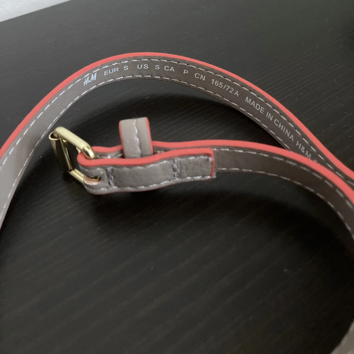 Grå & korall smalt skärp, S, bälte, guld, ljusgrå, fuskläder - 90