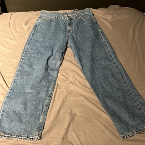 Jeans från sweet sktbs  - Schyssta byxor från sweet sktbs, nytt skick och bra kvalitet. Pösig passform.